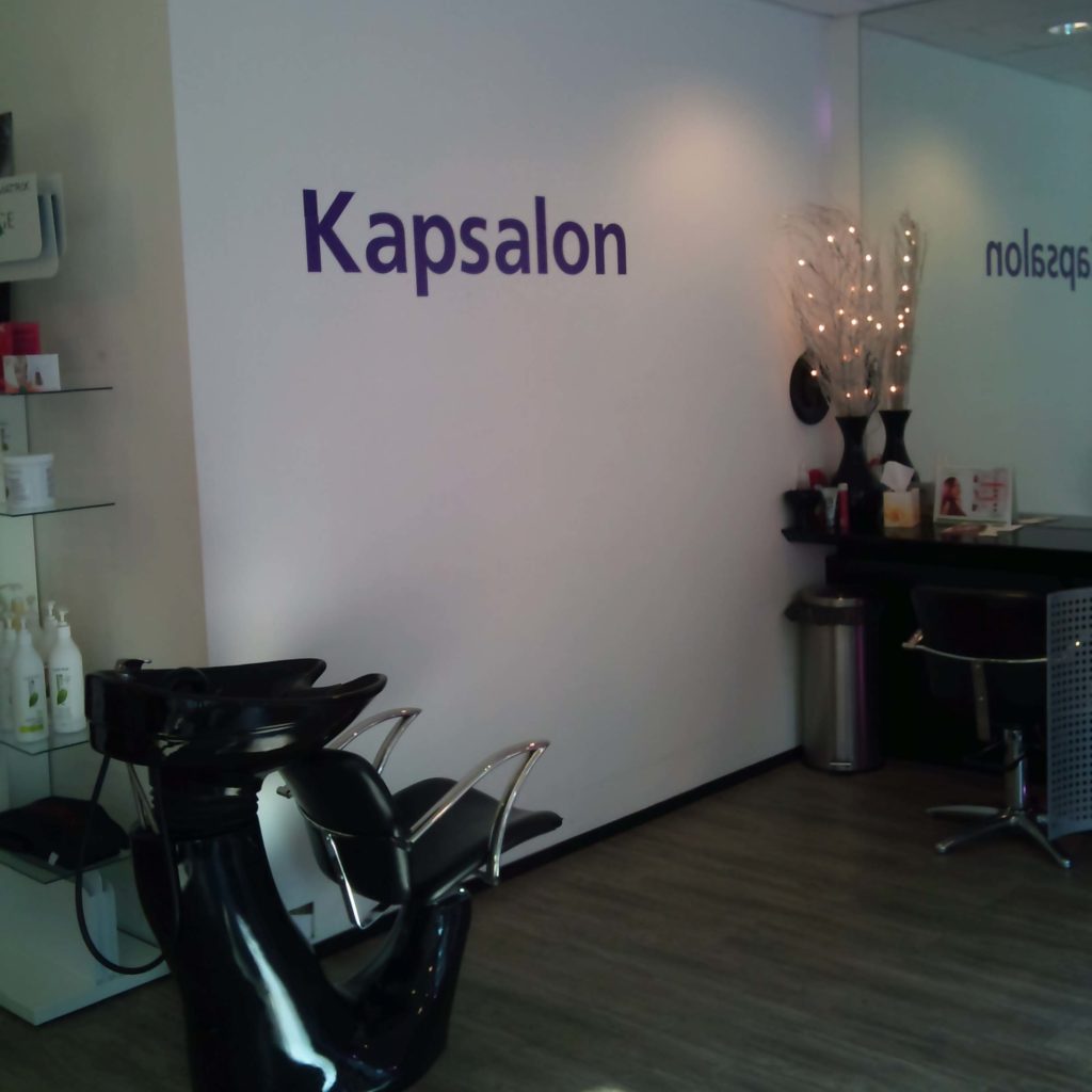 Muurbelettering uitgefreesde letters verlicht en onverlicht muurletters kapsalon